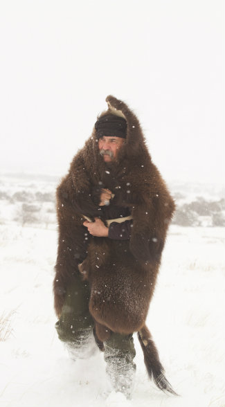 Wyman Meinzer does more than study the ways of the Old West. The State Photographer of Texas regularly field-tests them, braving winter’s bite with a bison hide or handcrafting an honest-to-goodness dugout in the side of a creek bank.